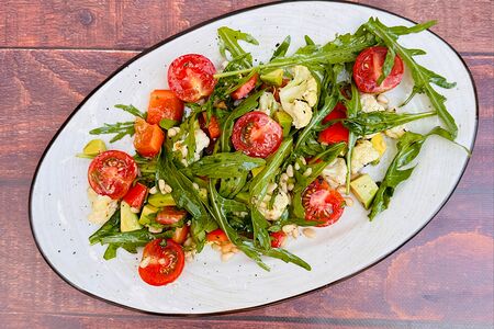 Салат с авокадо, болгарским перцем и рукколой