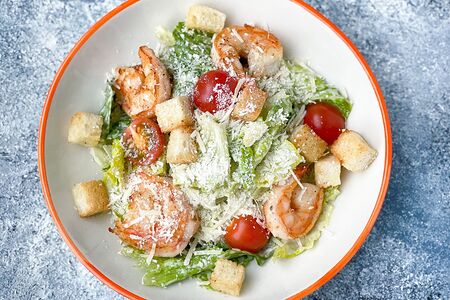 Салат Цезарь с креветками