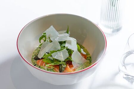 Крудо из лосося со спаржей и соусом из лайма