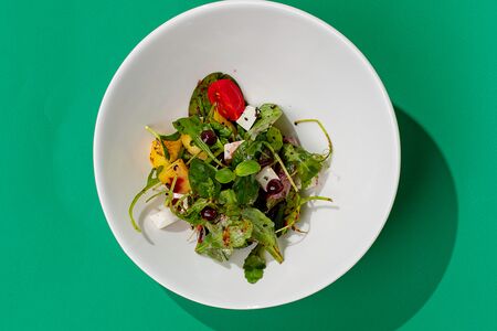 Салат с опаленными персиками и фетой