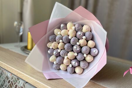 Букет из клубники в шоколаде Зефирные облака М