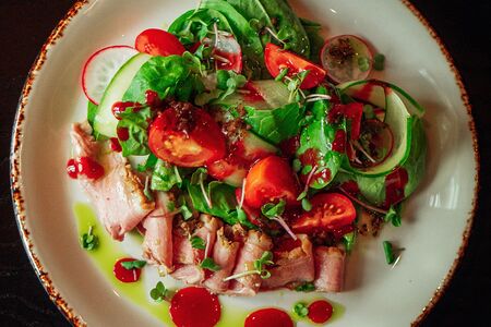 Салат с уточкой магре и малиново-трюфельным соусом