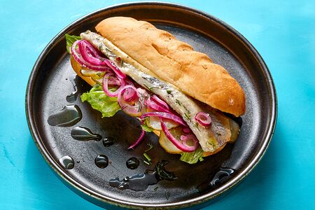 Хот-дог с селёдкой