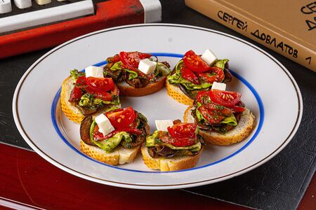 Бутерброды с печёными овощами и моцареллой