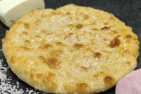 Пирог с сыром и ветчиной