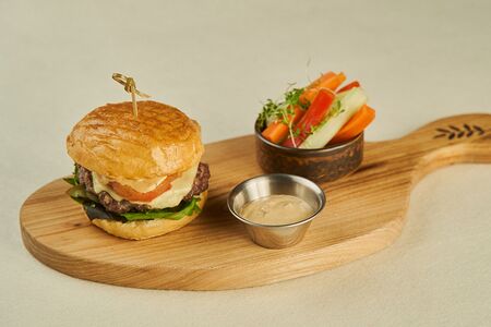 Бургер с мраморной говядиной и овощными палочками