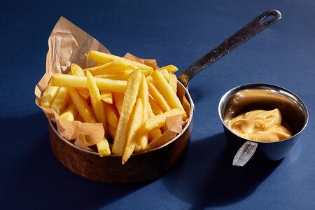 Картофель фри с сырным соусом