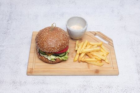 Бургер с картофелем фри