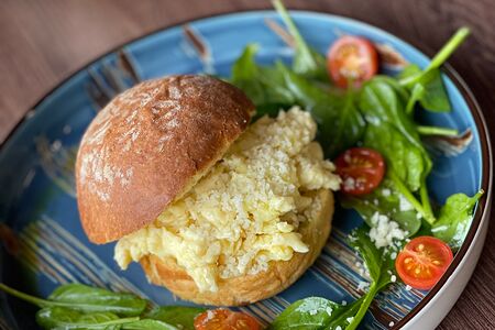 Скрэмбл на бриоши с лососем