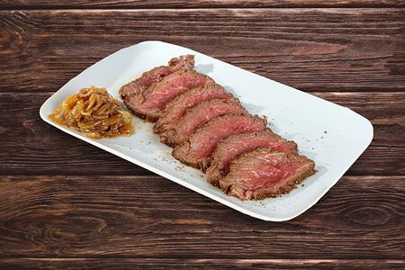 Маринованный ростбиф с луком