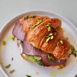 Круассан с ветчиной