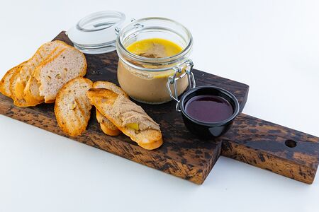 Паштет из куриной печени с брускеттами и ягодным соусом