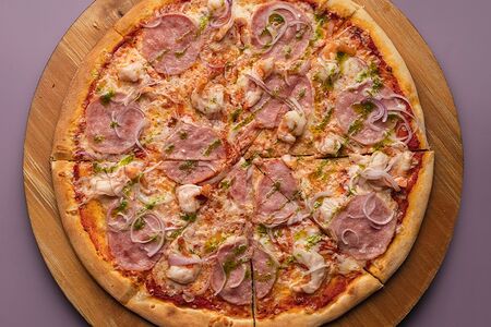 Ветчина, тигровая креветка и лук красный