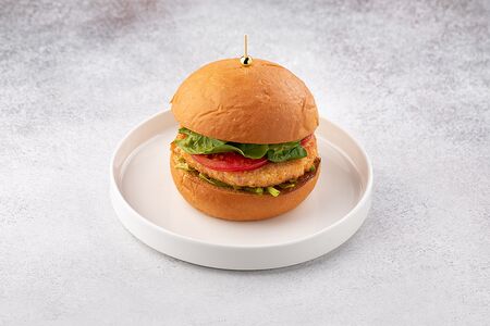 Бургер с крабовой котлетой и соусом гуакамоле
