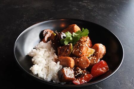 Курица с рисом и овощами в соусе терияки