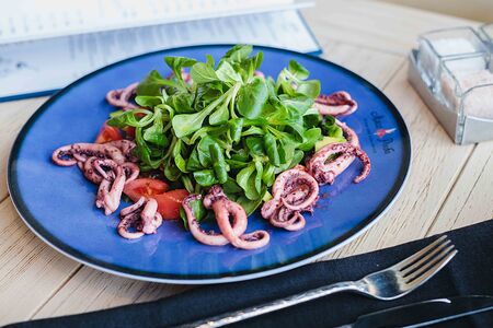 Салат с командорскими кальмарами