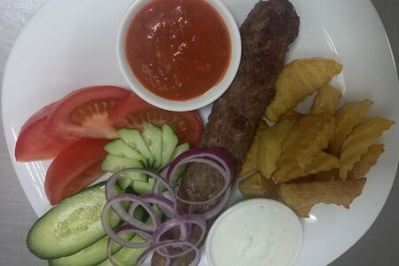 Люля-кебаб из баранины на мангале с гарниром