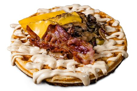 Вафли с беконом, сыром чеддер и грибами