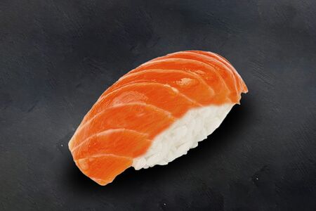 Суши с лососем