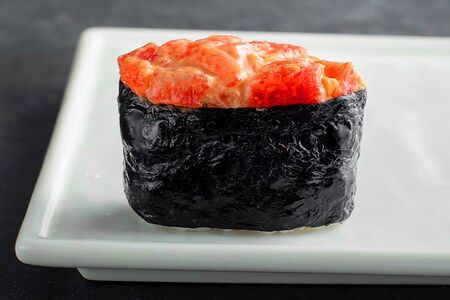 Гункан запеченный Спайси-тунец