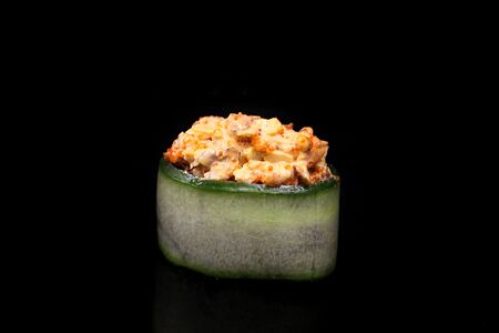 Гункан в огурце с угрём