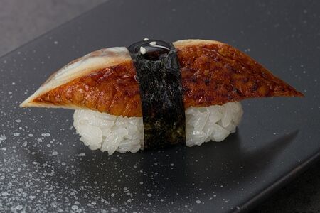 Суши с угрем