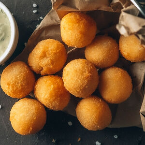 Сырные шарики с чесноком