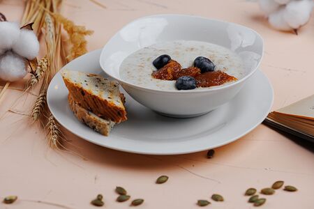 Каша овсяная с банановой карамелью