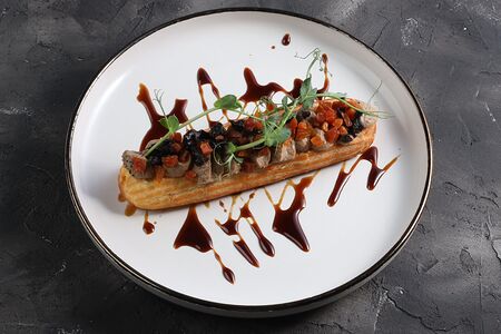 Эклер с куриной печенью и апельсиновой карамелью