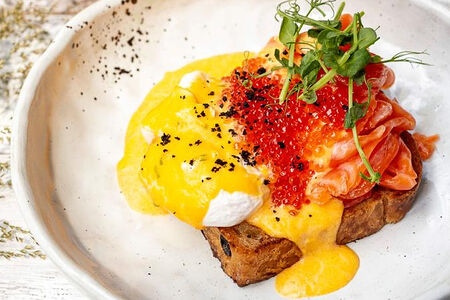 Яйцо Роял с форелью и красной икрой