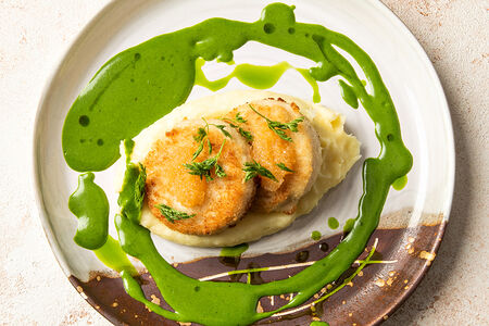 Щучьи котлеты с картофельным пюре и соусом из шпината