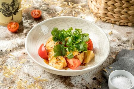 Салат с хрустящими баклажанами, спелыми томатами, кинзой в устричном чили-соусе