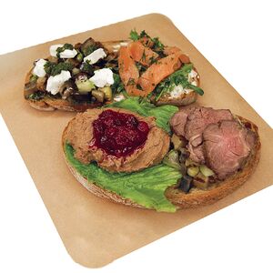 Брускетта с семгой, овощами и куриным паштетом