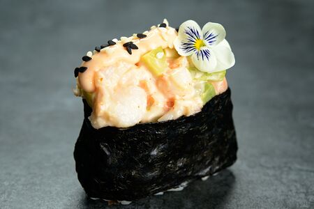 Гункан с креветкой и авокадо