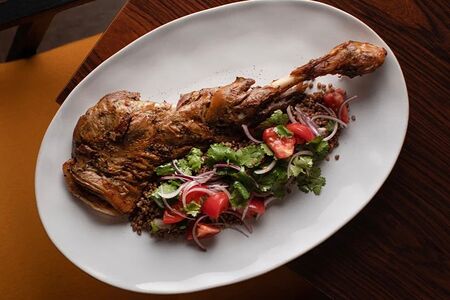 Лопатка ягнёнка с гречкой и сладкими помидорами