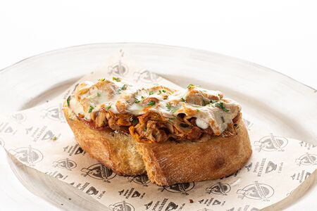 Брускетта с лисичками и беконом