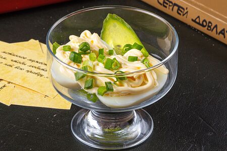 Яйцо под майонезом