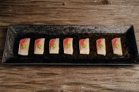 Тирадито из желтохвоста и юдзу заправкой