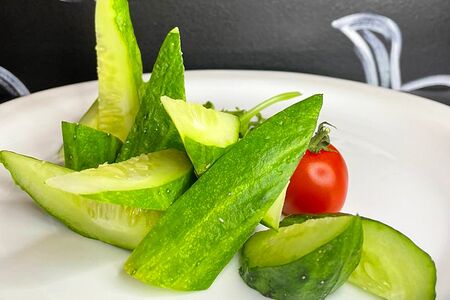 Огурец со специями и оливковым маслом