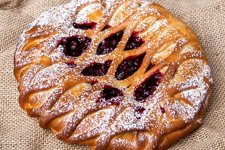 Пирог с творогом и брусникой