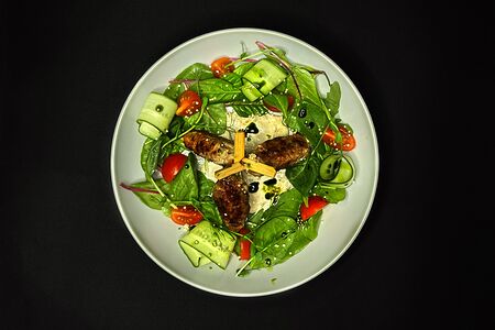 Салат с куриными кебабами