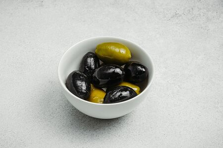 Ассорти из маринованных маслин и оливок