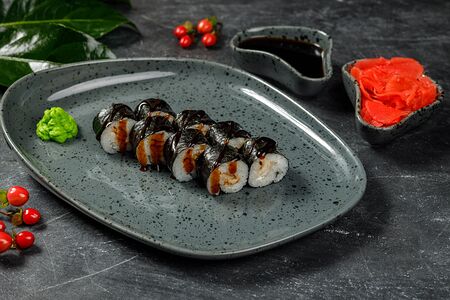 Маки с угрем