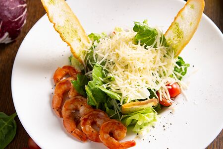 Цезарь с тигровыми креветками