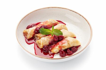 Блины с крем-сыром и томленой вишней