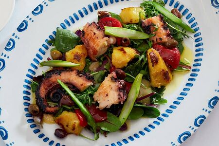 Салат с осьминогом, бататом и печеным перцем