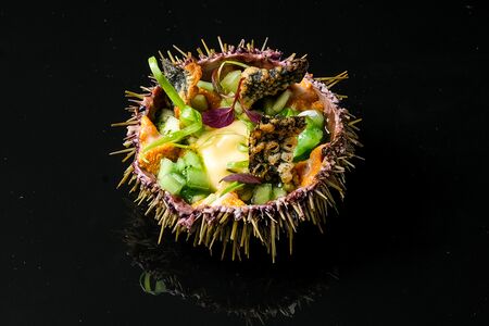 Морской еж с лайм-курдом, васаби, соусом шисо