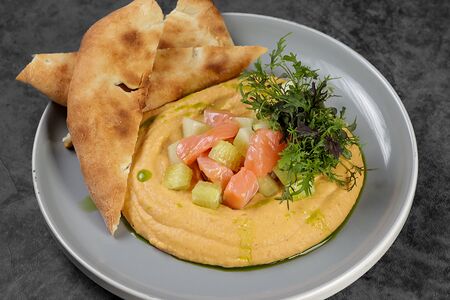 Хумус с лососем