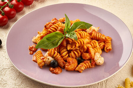 Фузилли с креветками в томатно-сливочном соусе