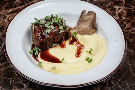 Говяжьи щечки с картофельным пюре в соусе демиглас